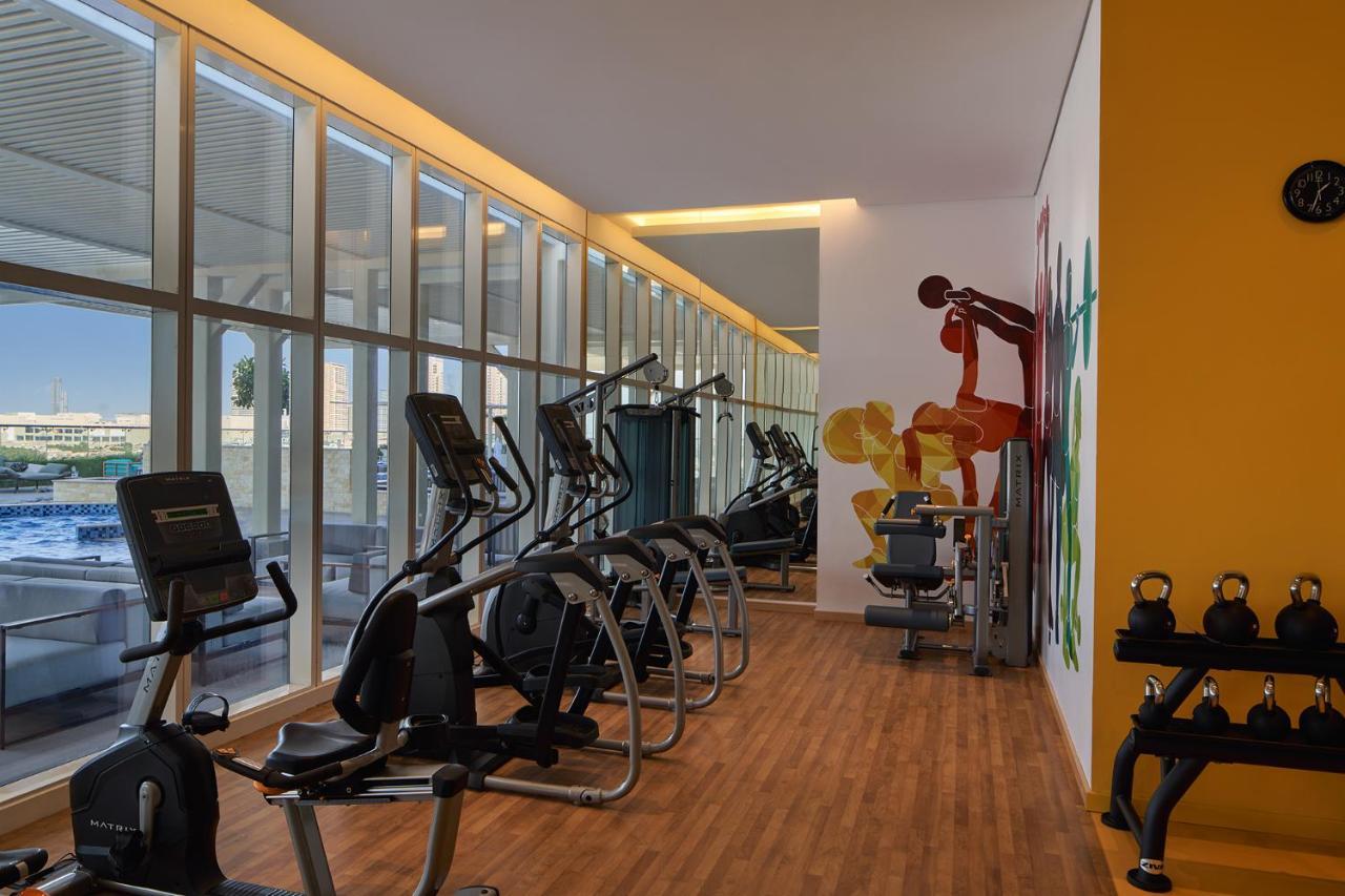 Movenpick Jumeirah Village Triangle 두바이 외부 사진 The gym at the hotel
