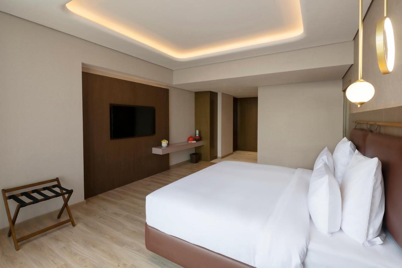 Movenpick Jumeirah Village Triangle 두바이 외부 사진 A bedroom at the hotel