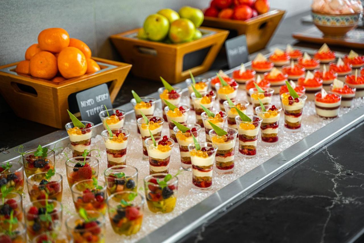 Movenpick Jumeirah Village Triangle 두바이 외부 사진 A dessert buffet