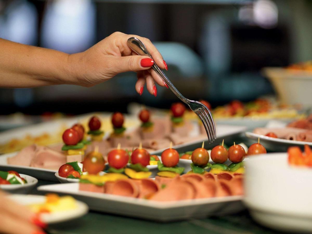 Movenpick Jumeirah Village Triangle 두바이 외부 사진 A buffet