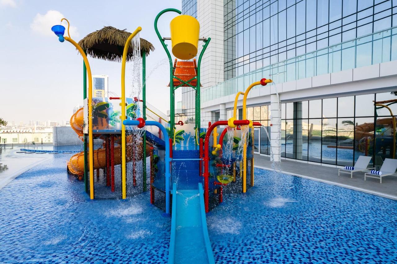 Movenpick Jumeirah Village Triangle 두바이 외부 사진 A water park in Dubai