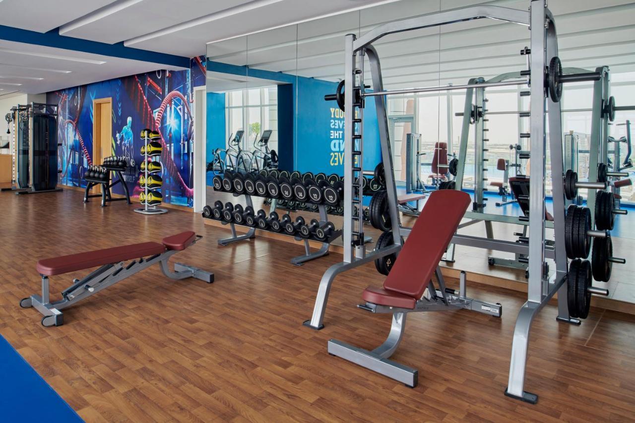 Movenpick Jumeirah Village Triangle 두바이 외부 사진 A modern gym