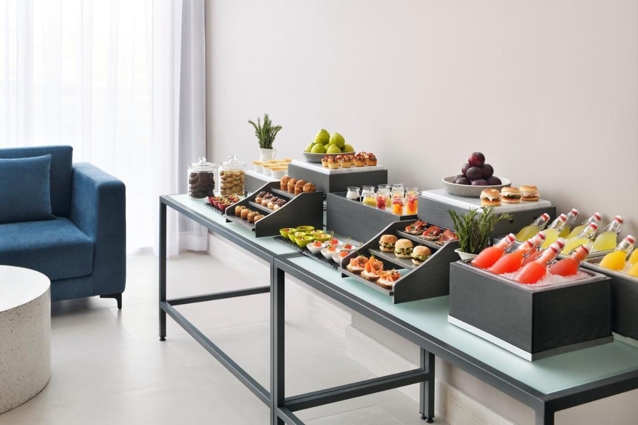 Movenpick Jumeirah Village Triangle 두바이 외부 사진 A buffet table