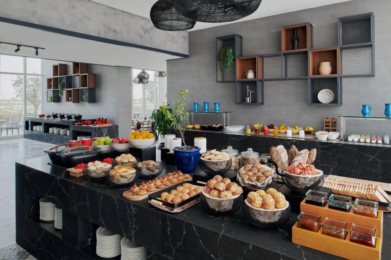 Movenpick Jumeirah Village Triangle 두바이 외부 사진 A buffet at a hotel