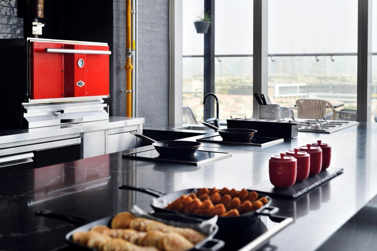 Movenpick Jumeirah Village Triangle 두바이 외부 사진 A commercial kitchen