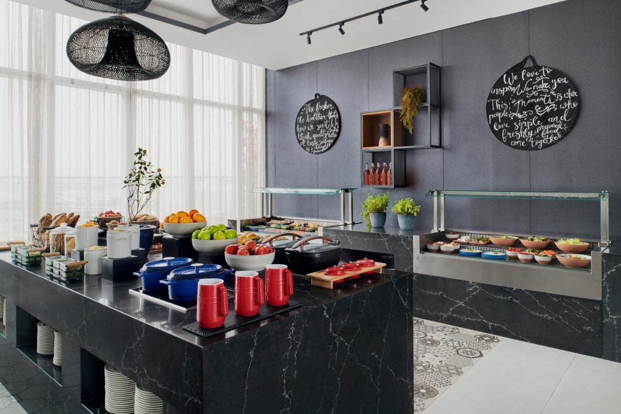 Movenpick Jumeirah Village Triangle 두바이 외부 사진 A buffet at a hotel
